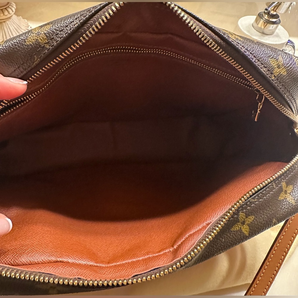 Louis Vuitton Monogram Trocadero
GM (30) Crossbody - Picture 4 of 12
